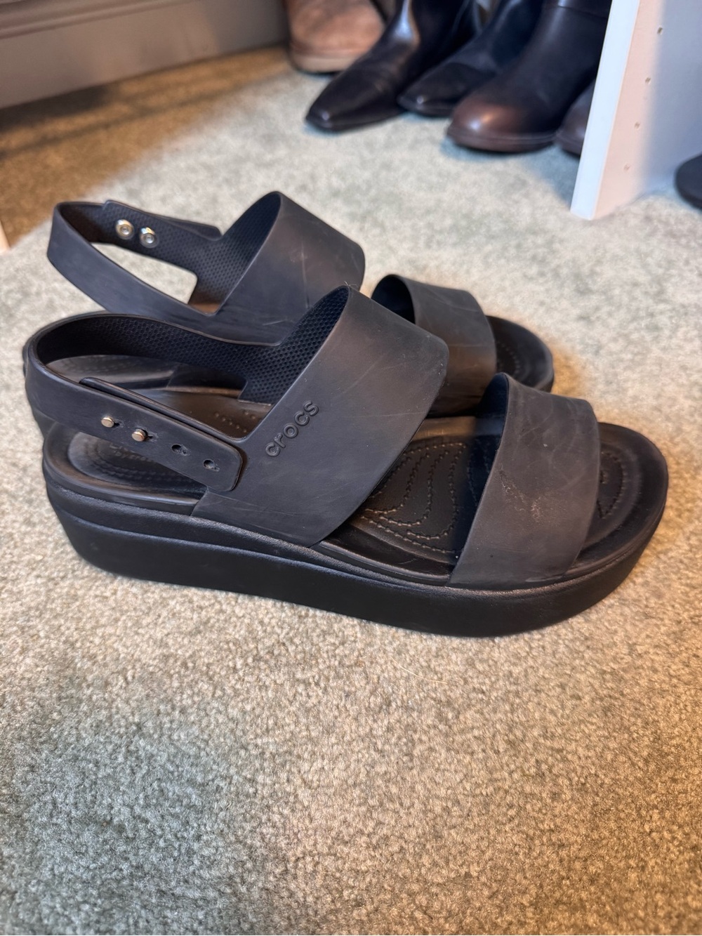 CROCS Brooklyn Women's Black Platform Sandals with Back Strap, minimali